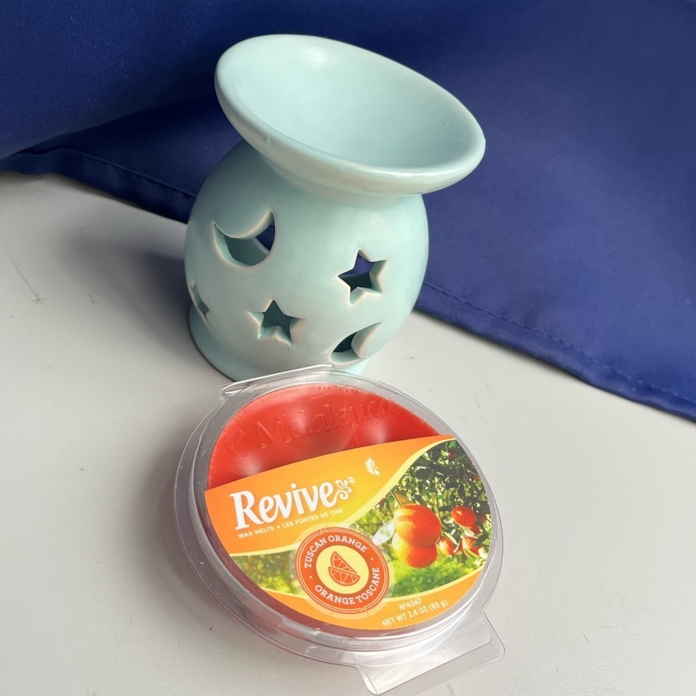 Baby blue wax melt holder with 1 pack of wax melts - Picture 3 of 7